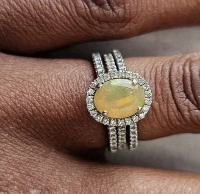 Anillo de oro blanco con halo de diamantes de ópalo etíope Foto 1 de 4