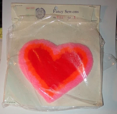 DE COLECCIÓN NUEVO STOCK ANTIGUO FELPA GRUESA CORAZÓN DIFUSO APLIQUE 4,5 PULGADAS DE ALTO COSER Foto 1 de 4