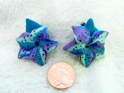 Pendientes Clip Flores CUERO Pintado Turquesa Púrpura Artesanos Años 80 De Colección Declaración Foto 1 de 3