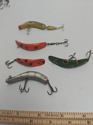 Lote de (5) señuelos de pesca vintage Lazy Ike 1 madera y articulados bonito surtido Foto 1 de 4