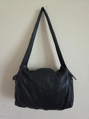 Hobo de cuero suave negro Bottega Veneta con bolsillos laterales placa con logotipo de metal armado Foto 1 de 4