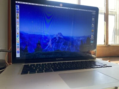 Laptop Apple MacBook Pro A1286 15.4" - MC373LL/A (Abril, 2010) Foto 1 de 4