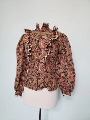 Blusa feminina vintage anos 70 MJ Concepts em roupas esportivas 5 vitoriana paisley renda babado - Imagem 1 de 4