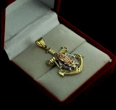 Colgante con dije de cruz de ancla de Virgen María talla diamante de oro amarillo de 10 quilates Foto 1 de 4