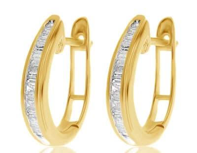 Pendientes Huggie de aro ovalados de 1/4 quilate de oro amarillo de 10 k con diamantes baguette reales para mujer Foto 1 de 4