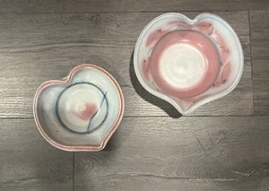 2er Set Keramik Herzform Schalen Schmuck Schlüssel grau rosa gestempelt 90er - Bild 1 von 13