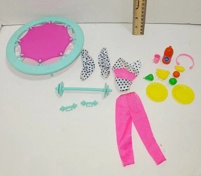 JUEGO DE ENTRENAMIENTO DE CLUB DEPORTIVO BARBIE 1990 VINTAGE JUEGO DE GIMNASIO PIEZAS/PIEZAS DE REPUESTO Foto 1 de 4