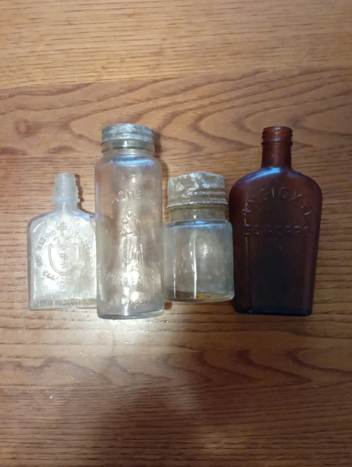 LOTTO DI  BOTTIGLIETTE IN VETRO  ANTICHE FARMACEUTICHE S Pellegrino  S Giuseppe  - Immagine 1 di 4