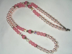 ...Vintage 1928...Silberfarbene Halskette, Klarglas, rosa Plexiglas & Kunstperlen.. - Bild 1 von 8
