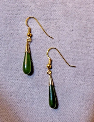 Pendientes colgantes verde oscuro aventurina lágrima tono dorado ganchos 1 3/4" largo Foto 1 de 2