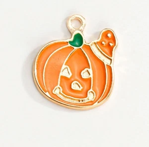 10 lustige gruselige Halloween Kürbis & Hut geformt goldfarben Charm Anhänger - Bild 1 von 1