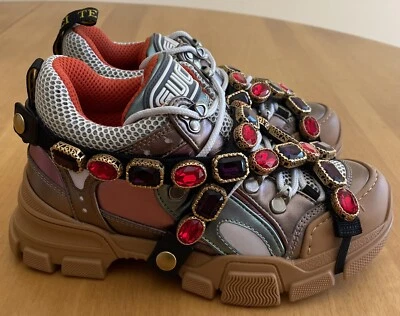 ZAPATILLAS GUCCI FLASHTREK ADORNADAS GEMA CRISTAL MUJER BRONCE Talla 35,5 $1800 Foto 1 de 4