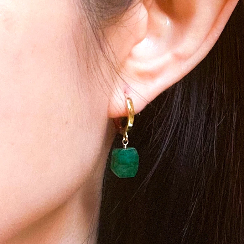 Pendientes de aro de esmeralda rellenos de oro de 18 quilates, piedra de nacimiento de mayo, zodiaco de Tauro Foto 1 de 4