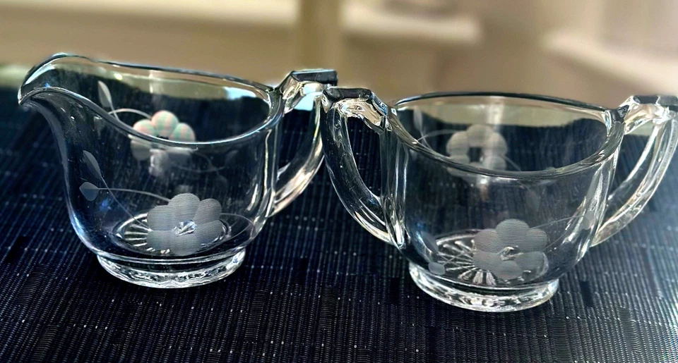 Juego vintage que incluye crema de vidrio transparente y azucarero con flores grabadas. E.C. Foto 1 de 2