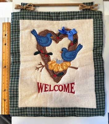 Hecho a mano apliques acolchado colgante de pared corazón de bienvenida y pájaros azules 13" x 14" Foto 1 de 2