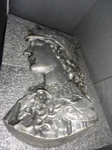 Busto de la mitología griega de Perseo Medusa colgante de pared de aluminio 16,5" x 10" x 3" - Imagen 1 de 8