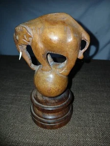 geschnitzter Elefant, auf einer Weltkugel balancierend 14 cm hoch - Picture 1 of 9