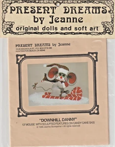"DOWNHILL DANNY MOUSE"" Soft Art Puppe Weihnachtsdekor!" Nach Present Dreams Muster - Bild 1 von 3