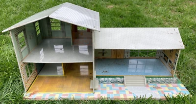 Винтажный оловянный литографический кукольный домик Marx с патио, пластиковый камин 1:24 - Изображение 1 из 4