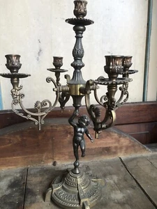 VECCHIO CANDELABRO PORTACANDELE VINTAGE CANDELIERE IN METALLO CON PUTTINO - Foto 1 di 7