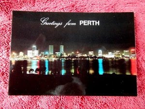 PERTH SKYLINE AT NIGHT  WESTERN AUSTRALIA 1980 COLOUR POSTCARD [551] - Bild 1 von 2