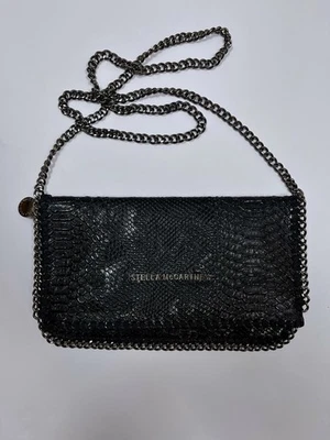 Bolso sin asas bandolera Stella McCartney negro con textura de pitón correa de cadena larga Foto 1 de 4