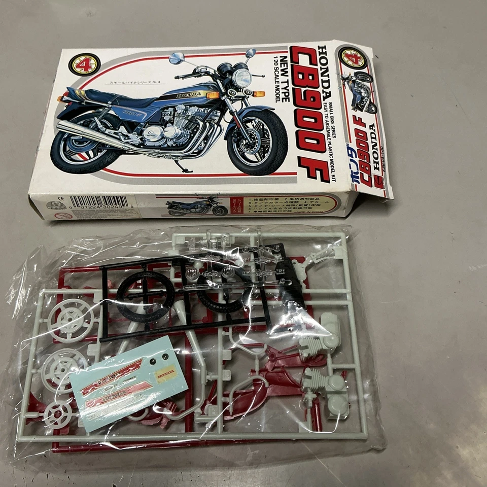 New Type HONDA CB900 F - 1/20 -  Kit Da Montare - NUOVO - Small Bikes Series - Immagine 1 di 4