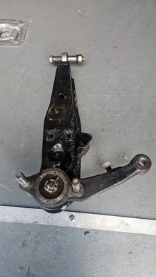 Brazo de control inferior del lado del conductor Mazda Rx-7 1979-1985 con junta Heim (extremo de varilla) Foto 1 de 3