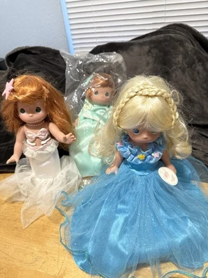 Muñecas Disney 3 Precious Moments 12 pulgadas 2 Sirenita y 1 Cenicienta todas con soporte Foto 1 de 4