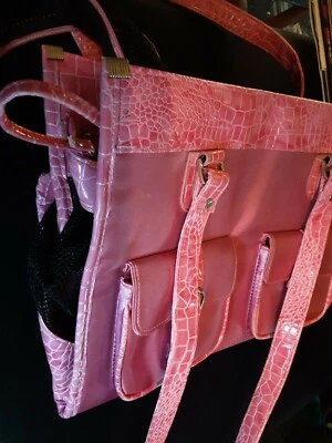 Bolso de viaje BOW WOW PET de lujo para perros cocodrilo rosa 14”x11”x8” usado.  Foto 1 de 4
