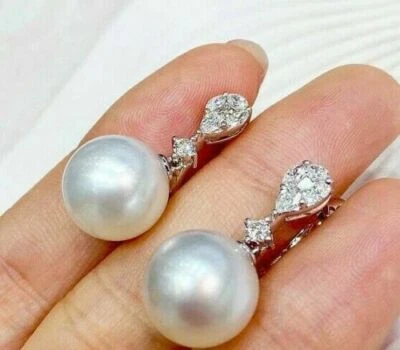 Preciosos pendientes colgantes y colgantes de perlas blancas de corte redondo de 3 quilates con acabado en oro blanco de 14 k Foto 1 de 4