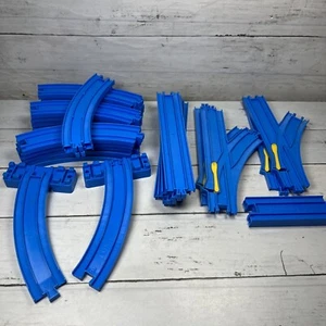 30 2001 Tomy Thomas The Train Trackmaster Blue Straight Curve Ramp Y’s Electric - Picture 1 of 9