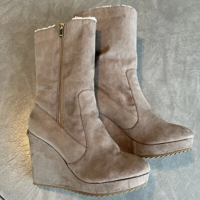Botas de plataforma Juicy Couture color topo Kasia gamuza piel sintética cremallera cuña para mujer talla 9 Foto 1 de 4