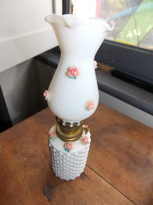 lampe à pétrole ancienne opaline ancienne vintage avec des fleurs de couleur - Photo 1/3