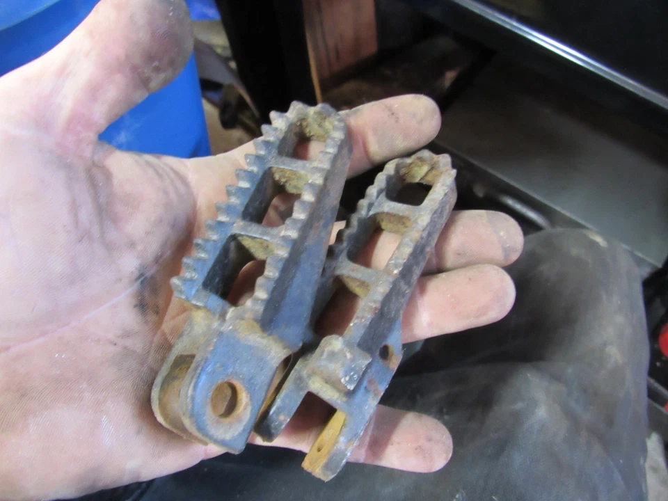 Clavijas delanteras izquierda derecha Suzuki RM125 1981 Foto 1 de 1