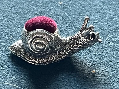 Sterling Silver 925 snail pin cushion with red stone set eyes, L: 32mm - Image 1 of 4