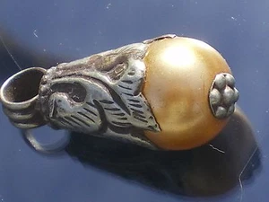 Einzigartiger antiker Bronze Anhänger und Zuchtperlen (Harz) (Tibet) - Bild 1 von 1