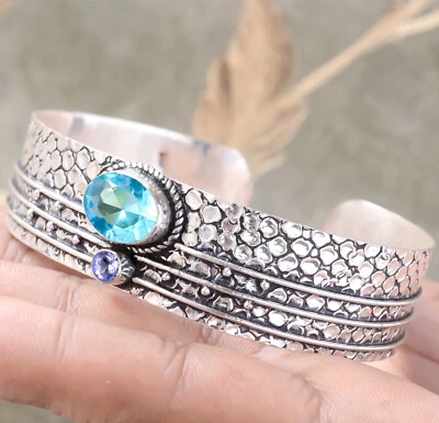Brazalete de diseñador de plata de ley 925 con topacio azul suizo y piedras preciosas talladas en amatista Foto 1 de 4
