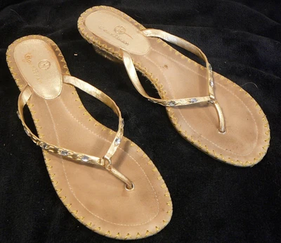 Sandalias Cole Haan Oro Brillante Tanga Gatito Tacón Cuero Dorado Para Mujer Talla 9.5 Foto 1 de 4