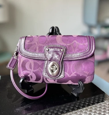 Muñequera vintage Y2K Coach púrpura óptica firma solapa grande F43916 Foto 1 de 4