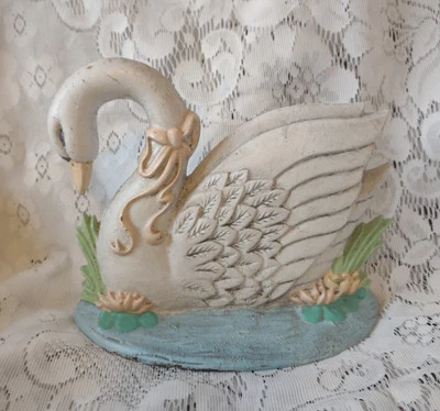 Tope de puerta de hierro fundido vintage cisne blanco con cinta rosa y flores de loto Foto 1 de 4