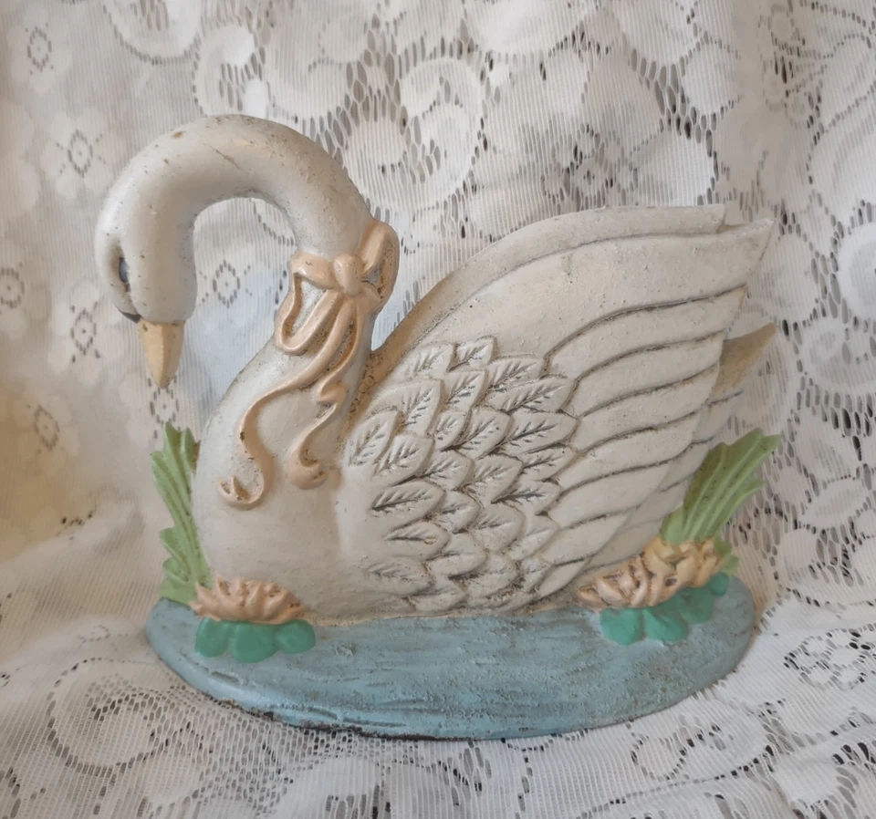 Tope de puerta de hierro fundido vintage cisne blanco con cinta rosa y flores de loto Foto 1 de 4