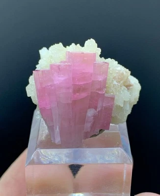 Turmalina de color rosa natural con espécimen de feldespato de Afganistán minerales crudos Foto 1 de 4