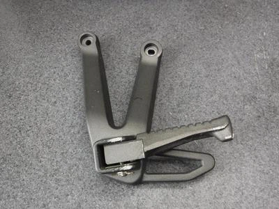 10 clavija y soporte para pie de pasajero izquierdo Kymco Quannon 150 40C Foto 1 de 4