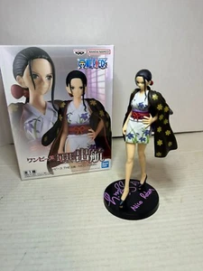 ONE PIECE HAND SIGNED by STEPHANIE YOUNG - NICO ROBIN VINYL FIGURE NEW - Picture 1 of 5