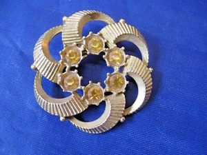 VINTAGE STRUKTURIERTE GOLDFARBENE KREISNADEL MIT BERNSTEINSTEINEN - Bild 1 von 3