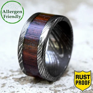 Anello Uomo Fidanzamento Fede Nuziale 10mm Legno Intarsiato Piatto Acciaio Damascato Personalizzato - Foto 1 di 7