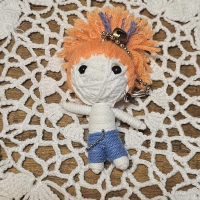 Muñeca vudú Watchover - Cool Kid / Blanco y azul con campana y cadena Foto 1 de 4