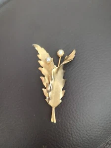 Vtg Leaf Gold-Tone Faux Pearl Brooch/Pin, Pretty - Picture 1 of 4