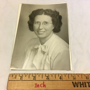 Foto Portrait Frau runde Brille lockiges Haar lächelnd schwarzweiß 5" x 7" - Bild 1 von 9
